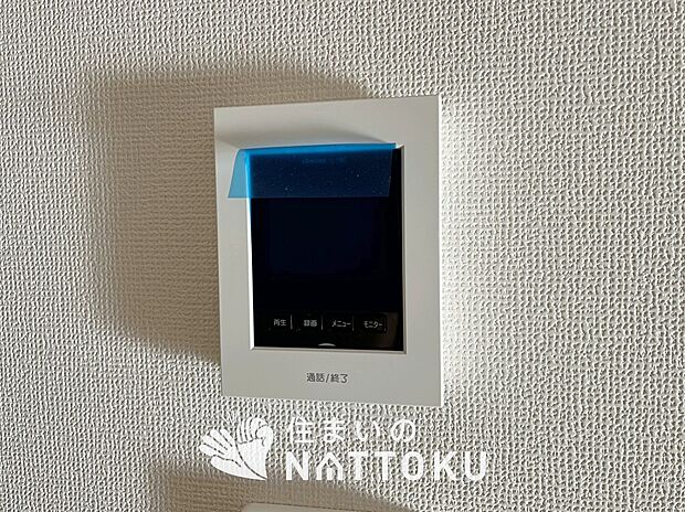 【TVモニター付インターホン】来訪者を画像と音声で確認できる、防犯性に優れた安心のシステム。
スッキリしたデザインで、誰でも簡単に操作できます。
