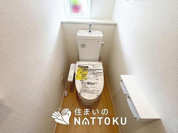 【トイレ】汚れてもサッとひと拭きでお手入れ簡単、エコ仕様の温水洗浄便座付きのトイレです。
バリアフリーにも配慮しています。