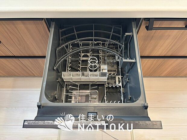 【食器洗い乾燥機】食後の時間にゆとりを与えてくれる食器洗い乾燥機。
操作ボタンも上面にあるので、腰をかがめずに操作ができラクラクです。
