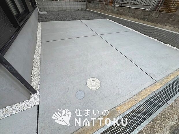 【現地写真（駐車場）】駐車スペースが広く、運転が苦手な方も安心です。