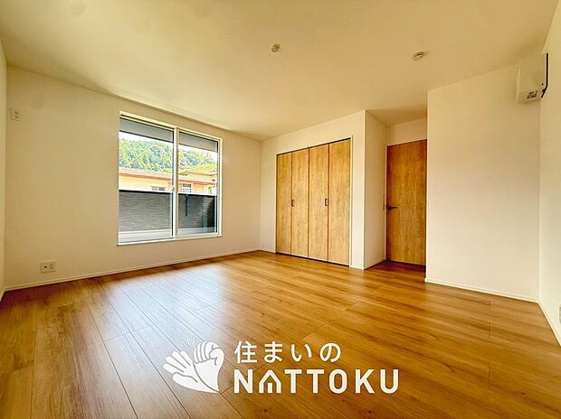 【現地写真(寝室)】木目の美しさを際立たせるシンプルデザインの建具を使用しています。
