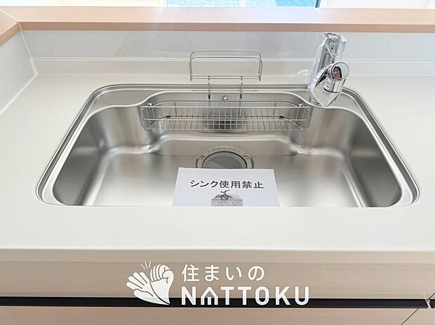 【浄水器内臓ハンドシャワー付シンク】広々とした凸型シンクに洗剤ポケットを標準装備。すっきり収納できます。
また、蛇口の先端に浄水器を内蔵しているため場所をとりません。