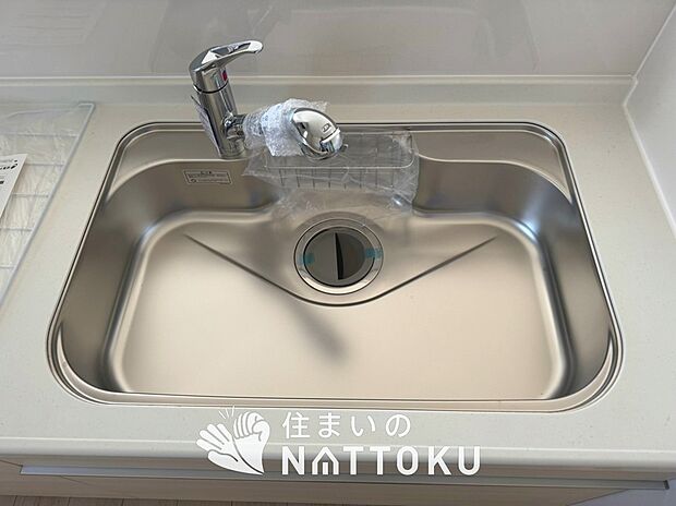 【浄水器内臓ハンドシャワー付シンク】広々とした凸型シンクに洗剤ポケットを標準装備。すっきり収納できます。
また、蛇口の先端に浄水器を内蔵しているため場所をとりません。