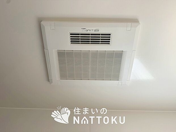 【浴室換気乾燥暖房機】予備暖房や衣類の乾燥に使用できる乾燥機を設置。
雨の日の洗濯物や、部屋干しの衣類等の乾燥に活躍します。