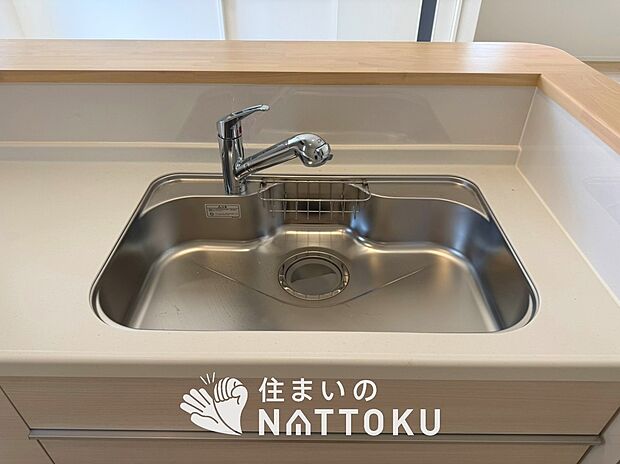【浄水器内臓ハンドシャワー付シンク】広々とした凸型シンクに洗剤ポケットを標準装備。すっきり収納できます。
また、蛇口の先端に浄水器を内蔵しているため場所をとりません。