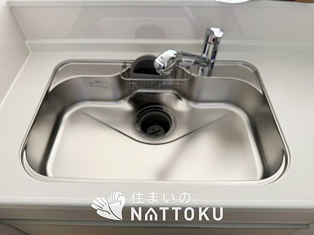 【浄水器内臓ハンドシャワー付シンク】広々とした凸型シンクに洗剤ポケットを標準装備。すっきり収納できます。
また、蛇口の先端に浄水器を内蔵しているため場所をとりません。
