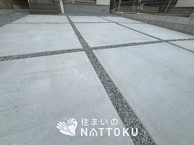 【現地写真(駐車場)】駐車スペースが広く、運転が苦手な方も安心です。