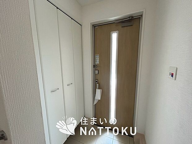 【現地写真（玄関）】玄関には、大型のシューズ収納を設置しています。