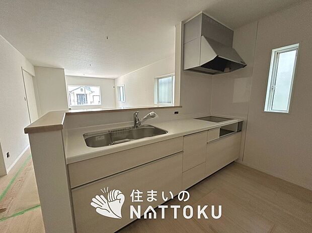 【現地写真（キッチン）】収納たっぷりのシステムキッチン、浄水器付水栓を標準装備しています。