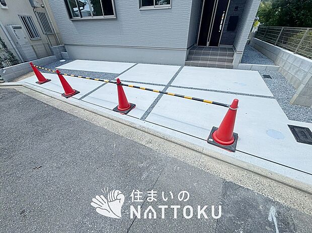 【現地写真(駐車場)】駐車スペースが広く、運転が苦手な方も安心です。