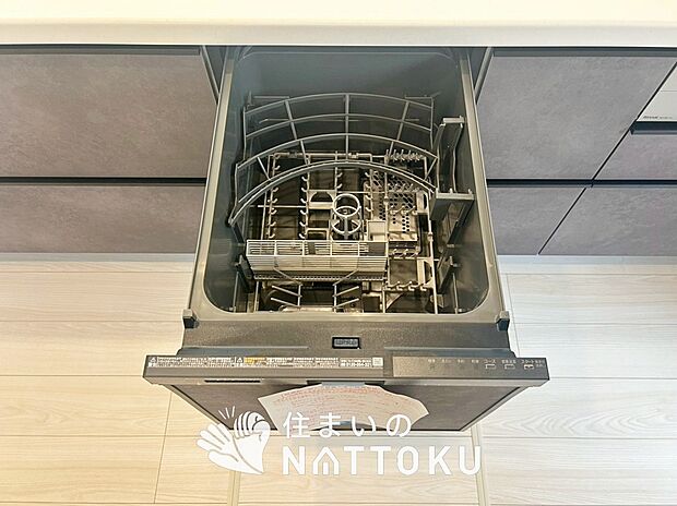 【食器洗い乾燥機】食後の時間にゆとりを与えてくれる食器洗い乾燥機。
操作ボタンも上面にあるので、腰をかがめずに操作ができラクラクです。