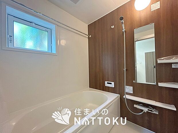 【現地写真(浴室)】収納たっぷりのシステムキッチン、浄水器付水栓を標準装備しています。