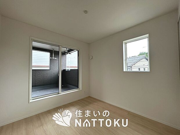 【現地写真(洋室)】木目の美しさを際立たせるシンプルデザインの建具を使用しています。
