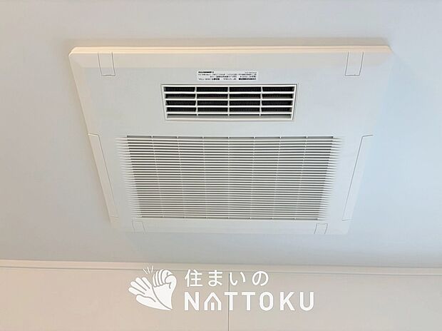 【電気式浴室暖房換気乾燥機】寒い冬場はあたたかく、暑い夏場は扇風機のような心地よさです。
雨の日は、浴室が衣類乾燥スペースになります。
