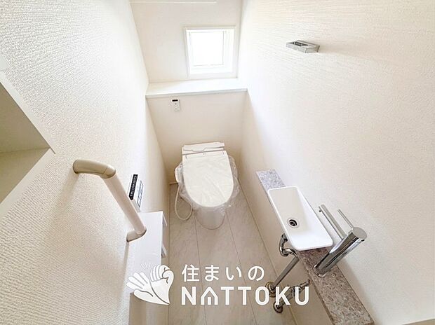 【トイレ】汚れてもサッとひと拭きでお手入れ簡単、エコ仕様の温水洗浄便座付きのトイレです。
バリアフリーにも配慮しています。