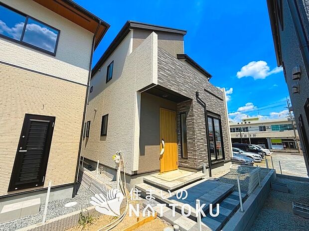 【現地写真(外観)【2号地】】軽くて火災に強い屋根材を採用し、地震時の建物への負担や揺れを軽減しています。