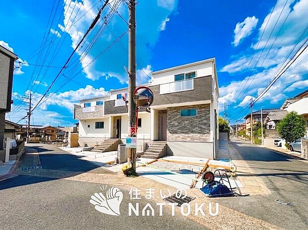 【現地写真(街並み)】軽くて火災に強い屋根材を採用し、地震時の建物への負担や揺れを軽減しています。