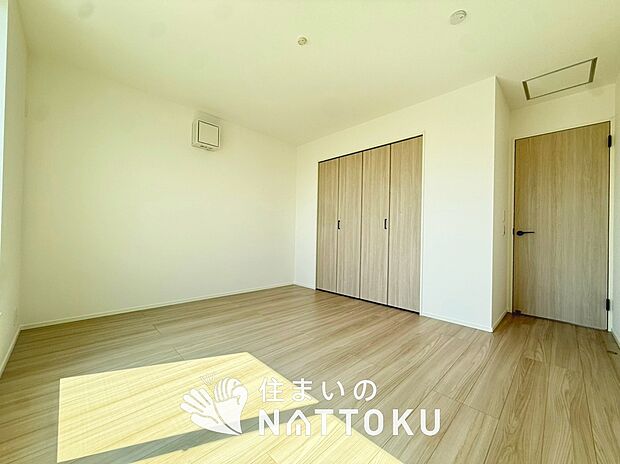 【現地写真(寝室)】木目の美しさを際立たせるシンプルデザインの建具を使用しています。