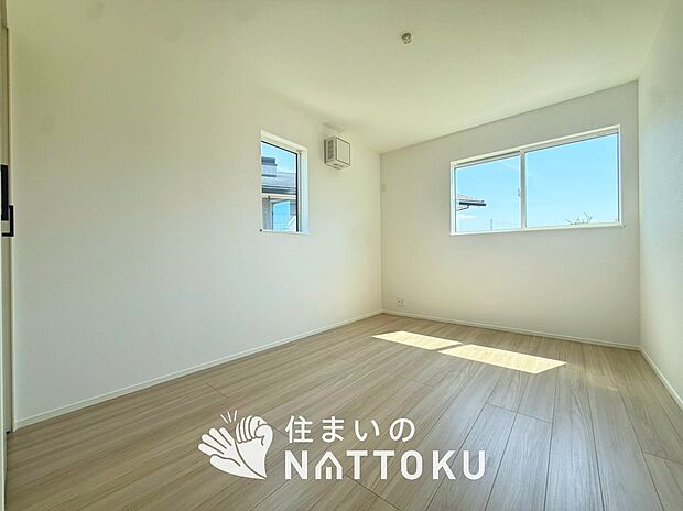 【現地写真(洋室)】木目の美しさを際立たせるシンプルデザインの建具を使用しています。