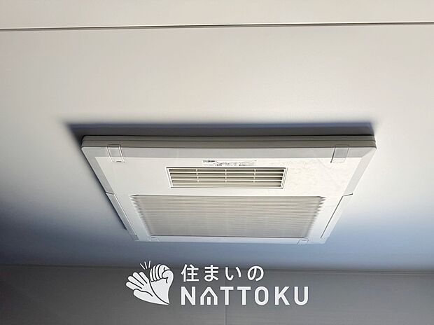 【電気式浴室暖房換気乾燥機】寒い冬場はあたたかく、暑い夏場は扇風機のような心地よさです。
雨の日は、浴室が衣類乾燥スペースになります。