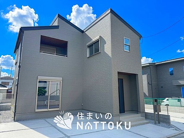 【現地写真(外観)【3号地】】軽くて火災に強い屋根材を採用し、地震時の建物への負担や揺れを軽減しています。