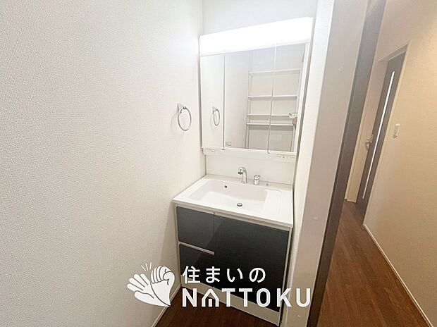 【洗面台・洗面所】鏡の両サイドは、必要なものを取出しやすく、大きな鏡面で朝の準備も快適。
使いやすいリフトアップ機能付きのシングルレバーシャワー水栓付です。