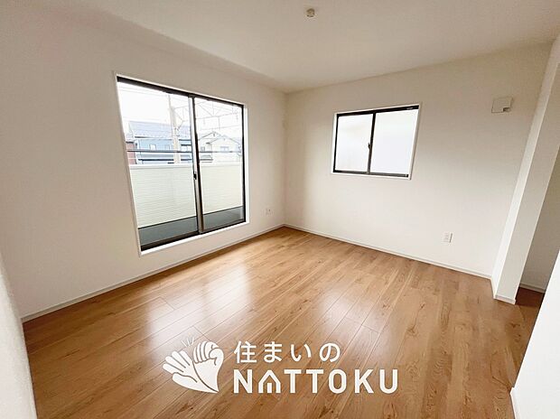 【現地写真(寝室)】木目の美しさを際立たせるシンプルデザインの建具を使用しています。