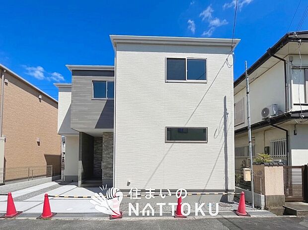 【現地写真(外観)】軽くて火災に強い屋根材を採用し、地震時の建物への負担や揺れを軽減しています。