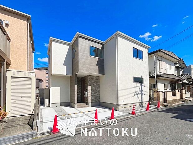 【現地写真(前道含む外観)】断熱性、気密性を高める工夫で一年中ずっと心地よく暮らせる、高気密・高断熱です。