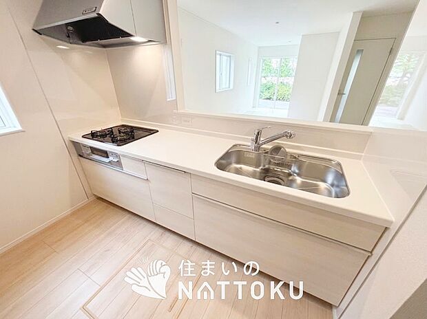 【現地写真（キッチン）】収納たっぷりのシステムキッチン、浄水器付水栓を標準装備しています。