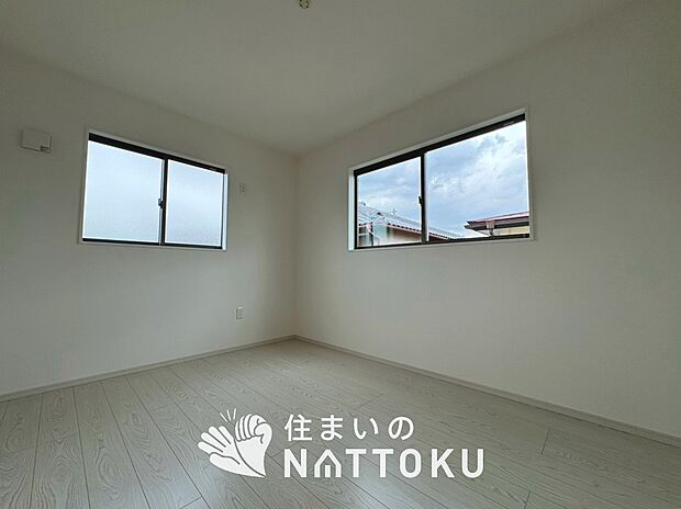 【現地写真(洋室)】木目の美しさを際立たせるシンプルデザインの建具を使用しています。