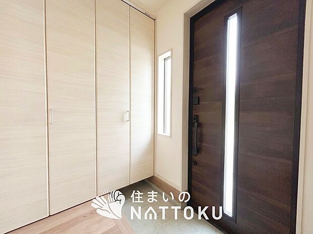 【現地写真（玄関）】玄関には、大型のシューズ収納を設置しています。