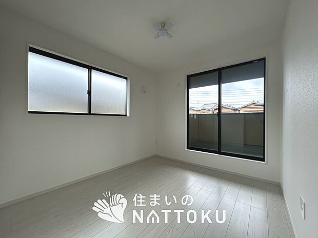 【現地写真（寝室）】木目の美しさを際立たせるシンプルデザインの建具を使用しています。