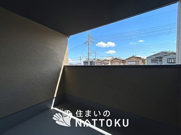 【バルコニー】奥行きが広く、洗濯物をゆったりと干せる十分な広さで、家族の洗濯も捗ります。