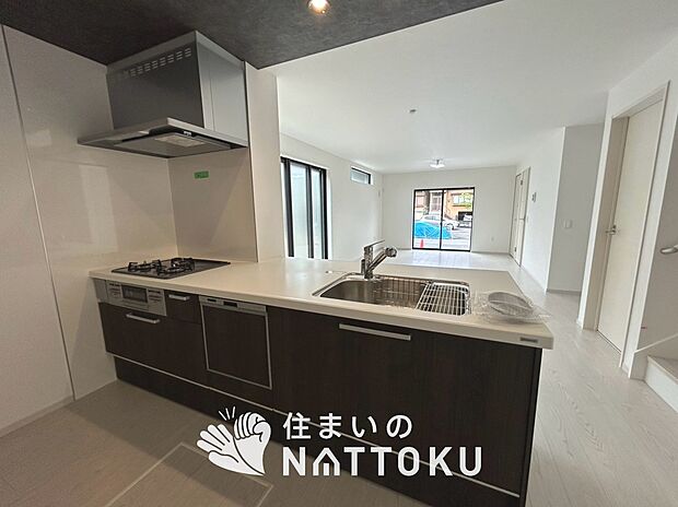 【現地写真（キッチン）】収納たっぷりのシステムキッチン、浄水器付水栓を標準装備しています。