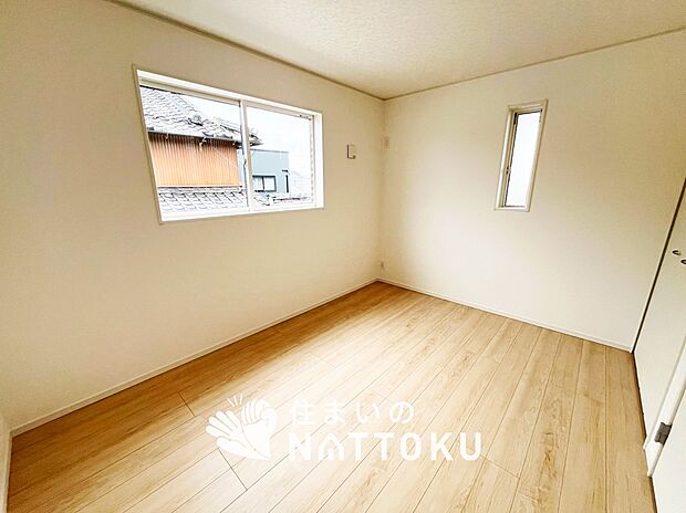 【現地写真（洋室）】木目の美しさを際立たせるシンプルデザインの建具を使用しています。