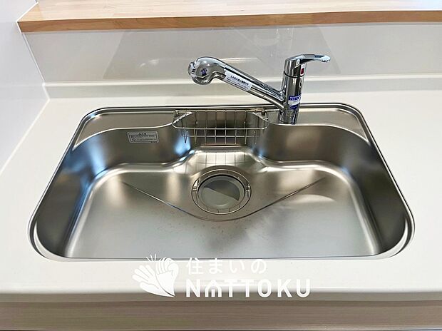 【浄水器内臓ハンドシャワー付シンク】広々とした凸型シンクに洗剤ポケットを標準装備。すっきり収納できます。
また、蛇口の先端に浄水器を内蔵しているため場所をとりません。
