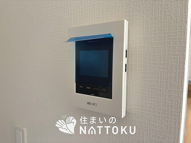 【TVモニター付インターホン】手放し通話ができ、送話表示灯で送話・受話状態が確認できます。
映像と音声で玄関先の様子をチェックできるモニター機能や、夜間の訪問者の顔も確認できるLEDライトを装備しています。