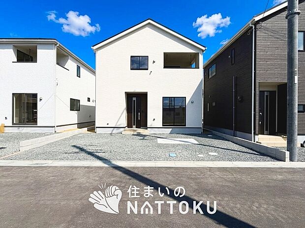 【現地写真(外観)【2号地】】軽くて火災に強い屋根材を採用し、地震時の建物への負担や揺れを軽減しています。