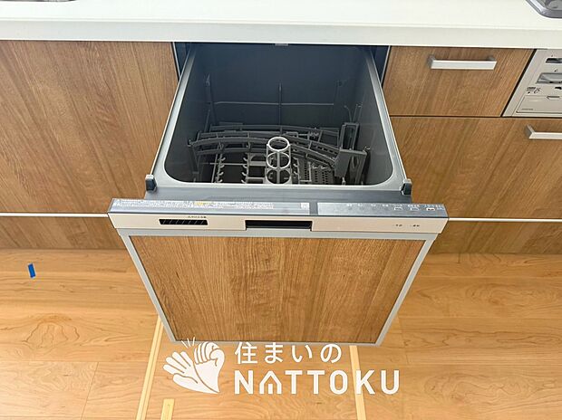 【食器洗い乾燥機】食後の時間にゆとりを与えてくれる食器洗い乾燥機。
操作ボタンも上面にあるので、腰をかがめずに操作ができラクラクです。