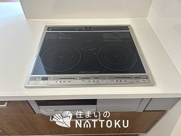 【ビルトインコンロ】フラットな構造で清掃性が高く、過熱防止センサー付3口タイプで日頃の家事も快適です。
