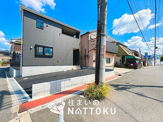 【現地写真(前道含む外観)】軽くて火災に強い屋根材を採用し、地震時の建物への負担や揺れを軽減しています。