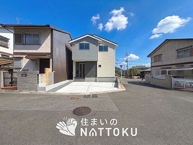 【現地写真（前道含む外観）】断熱性、気密性を高める工夫で一年中ずっと心地よく暮らせる、高気密・高断熱です。