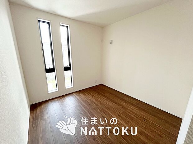 【現地写真(洋室)】木目の美しさを際立たせるシンプルデザインの建具を使用しています。