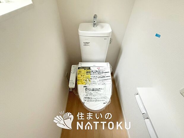 【トイレ】汚れてもサッとひと拭きでお手入れ簡単、エコ仕様の温水洗浄便座付きのトイレです。
バリアフリーにも配慮しています。
