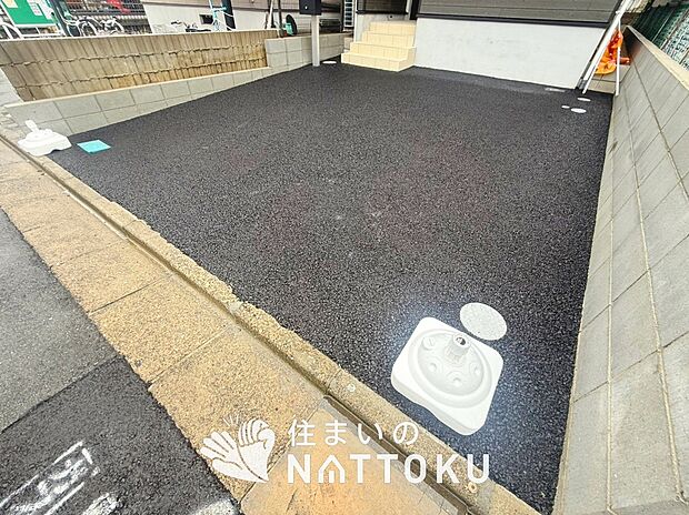 【現地写真（駐車場）】駐車スペースが広く、運転が苦手な方も安心です。