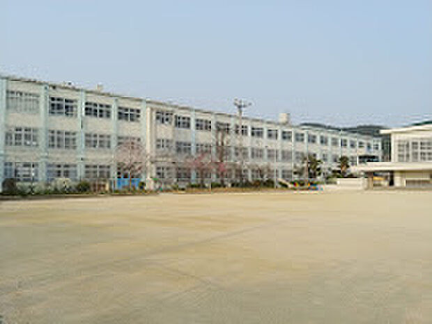 京都市立陵ケ岡小学校（約610m）