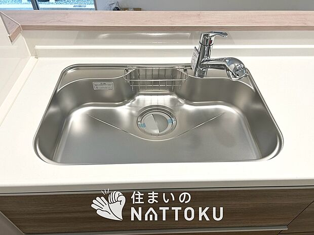 【浄水器内臓ハンドシャワー付シンク】広々とした凸型シンクに洗剤ポケットを標準装備。すっきり収納できます。
また、蛇口の先端に浄水器を内蔵しているため場所をとりません。
