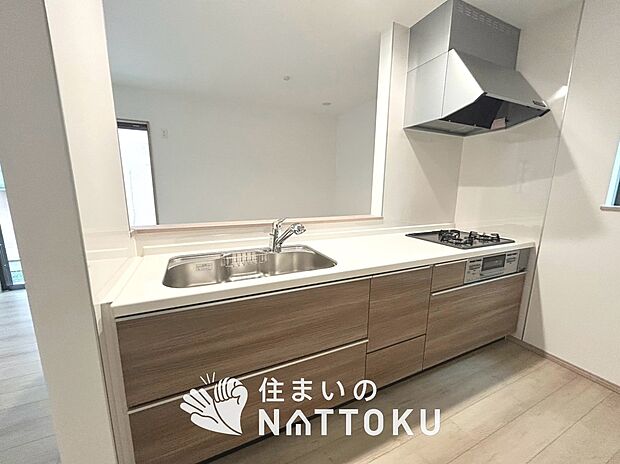 【現地写真（キッチン）】収納たっぷりのシステムキッチン、浄水器付水栓を標準装備しています。