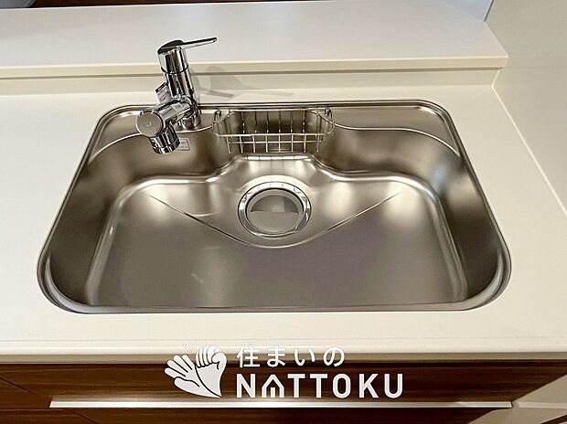 【浄水器内臓型ハンドシャワー付シンク】傷や汚れが付きにくい静音仕様の全面エンボス加工シンク。
また、蛇口の先端に浄水器を内蔵。浄水シャワーが使える毎分4リットルのたっぷり浄水。